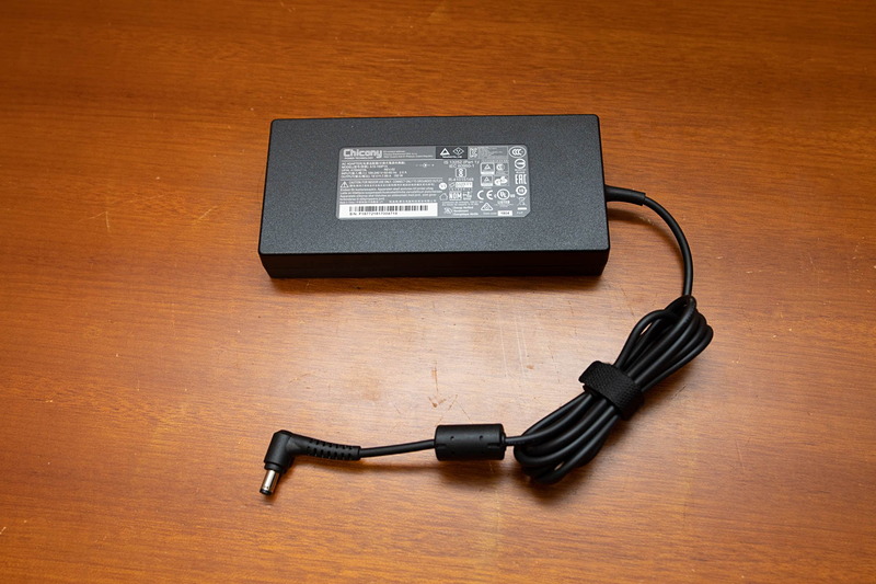 ACアダプタは150W出力のもの。ゲーミングノートPCにありがちな鈍器のようなサイズではなく、比較的小型におさまっている