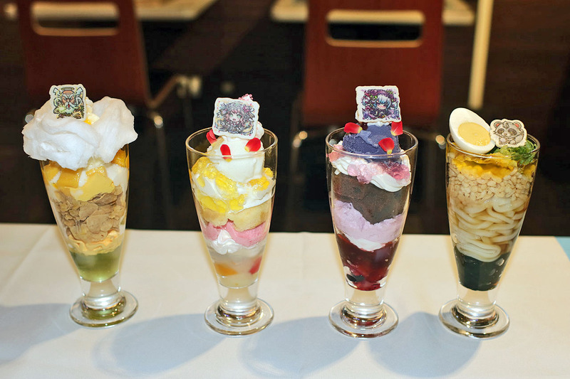 フードメニュー。筆者が食べたのが右から2つ目の「秘めたる本心・ツラミパフェ」と、1番右側の「アゲポンのアゲタマたっぷりうどん」。なぜうどんをパフェグラスに入れるのか？（笑）。価格は各1,000円（税込）