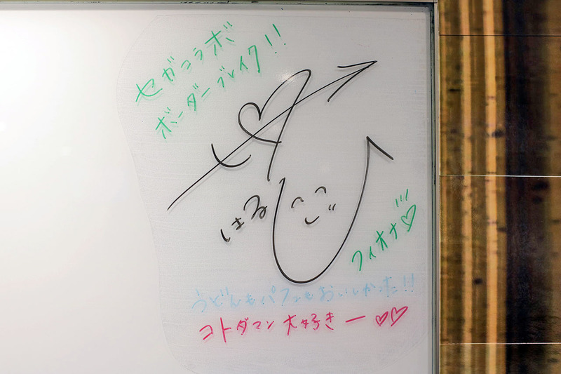 来店した声優陣のサインも飾られていた