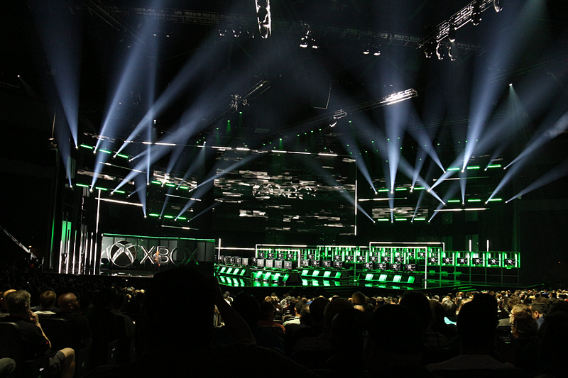 Xbox Media Briefingでは、Head of XboxのPhil Spencer氏が締めくくりの挨拶を行なう途中でハッキングするという演出が行なわれた。Xboxのロゴが赤く染まる中、「サイバーパンク2077」のトレーラーが公開された