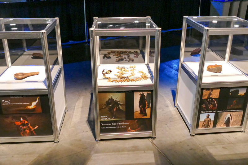 「人類誕生」撮影に使われた小道具（一部は本物の出土品）の展示に加え、カナダ出身のキャラクターデザイナーが即興でアートワークを披露していた