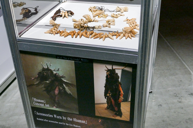 「人類誕生」撮影に使われた小道具（一部は本物の出土品）の展示に加え、カナダ出身のキャラクターデザイナーが即興でアートワークを披露していた