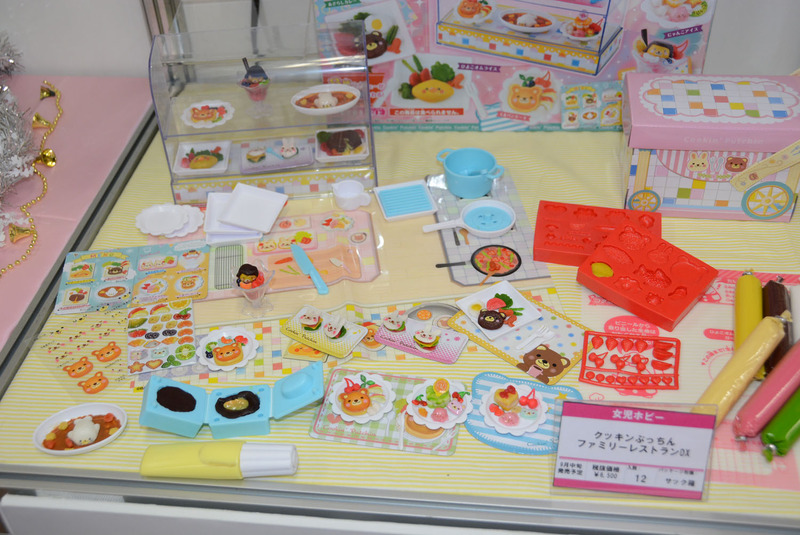 様々な“ミニ食品サンプル”が作れる「クッキンぷっちん」シリーズは、紙粘土のような樹脂を組み合わせて様々なものが作れる。空気に触れることで樹脂が硬化し、こちらもしっかりしたものが作れるという。造形が細かく、低年齢層だけでなく、大人の女性もおもしろがりそうな玩具だ。9月中旬発売予定