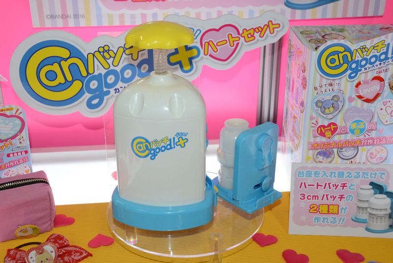 「缶バッジ」を作れるマシン「Canバッチgood！+ハートパッチ」。昨年発売された丸い缶バッジを作れた「Canバッチgood！」がハートの缶バッジも作ることができるようになる。11月発売予定