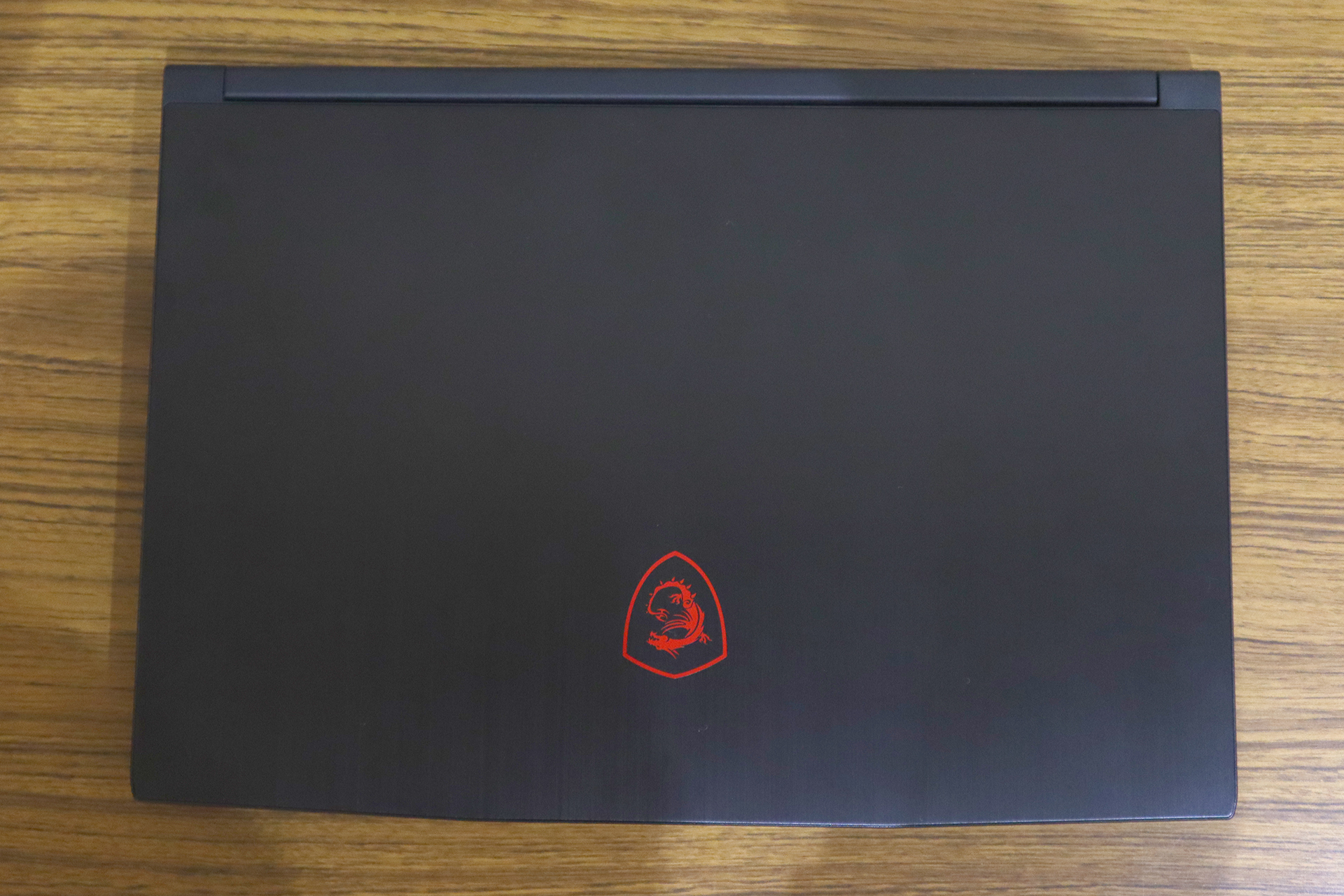 製品上部には赤いMSIのドラゴンエンブレムが刻印されている