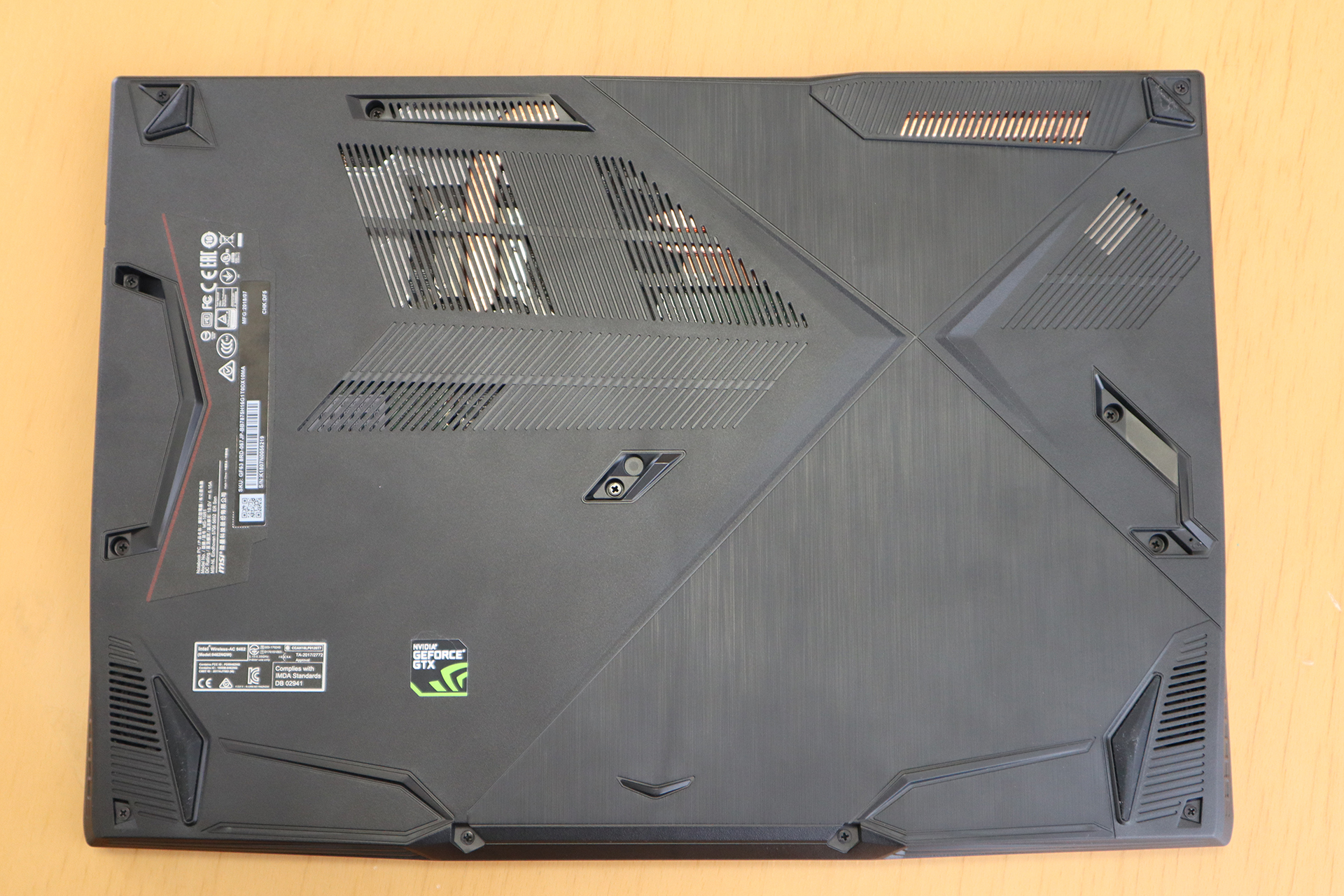 製品の底面にはXデザインのエアスリットがある