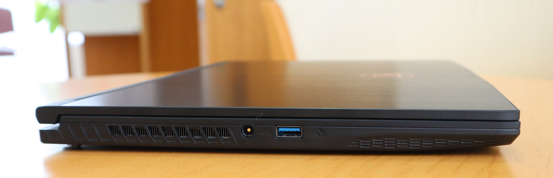 製品左側には電源と、USB3.1タイプAのポートが1つ備えられている