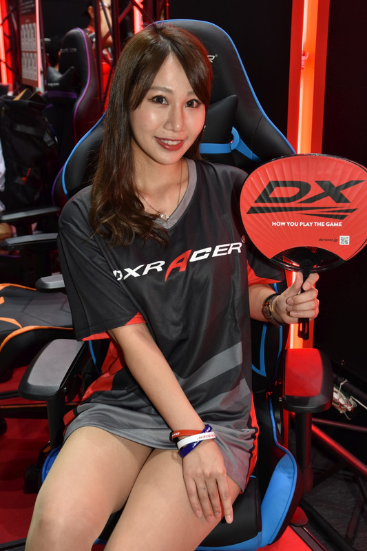 展示中の椅子でポージングはわりと珍しいかも。脚のラインがセクシー