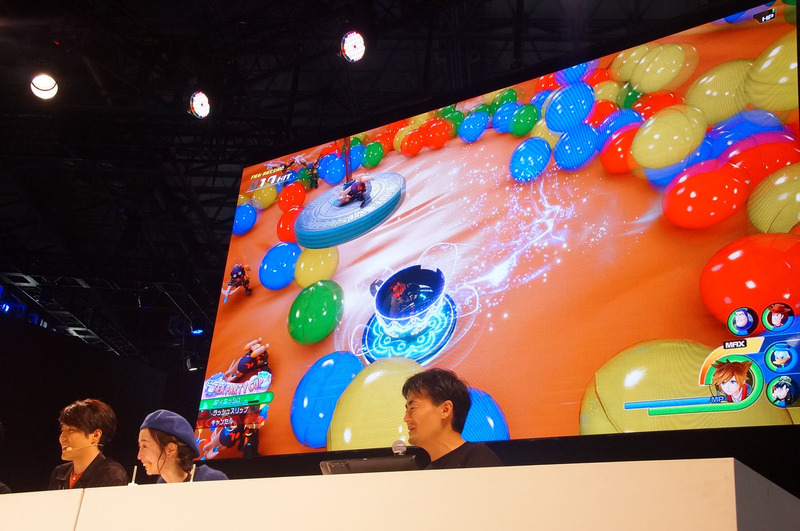 コーヒーカップでたくさんのバルーンをはじき飛ばす