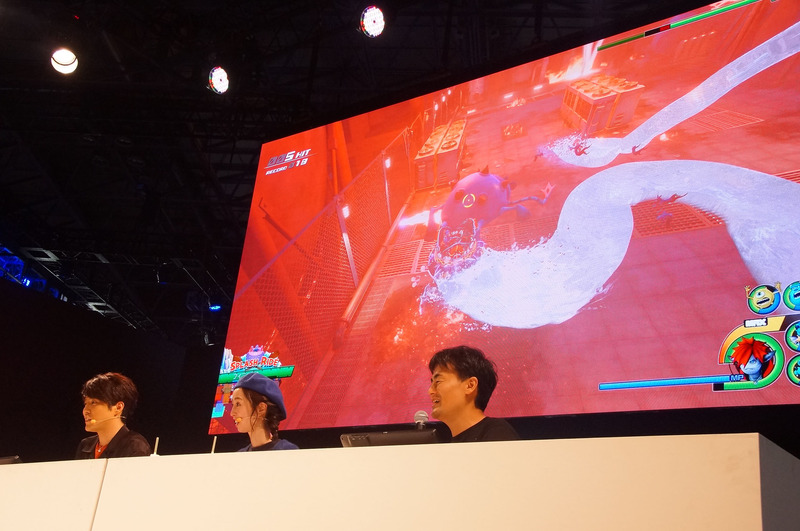 スプラッシュライドに乗り込み、炎に包まれている工場を消火していく