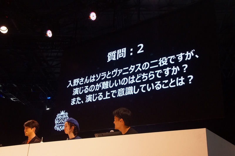 入野さん「長く演じてきて声変わりをしたりもあったので、ソラというキャラクターになるのがすごく難しい時期がありました。20歳代前半とかは大変でした。でも今はソラになるというのが自分の中にハマっているのであまり難しいと感じることはなくなりました。ヴァニタスはソラと全く違う部分があるので真逆を行けばいいと考えています。ただ、こちらも若い頃に役作りをしたので、その頃より今は声が低くなっているので、調整が難しいところはあります。両方それぞれに難しさがありますね。ソラはソラらしく明るくやっています」