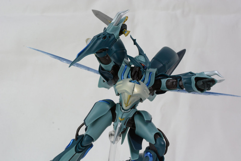 空を飛ぶ雰囲気でポーズ付けをする。オーラバトラーはこの“飛翔感”が大きな魅力だ