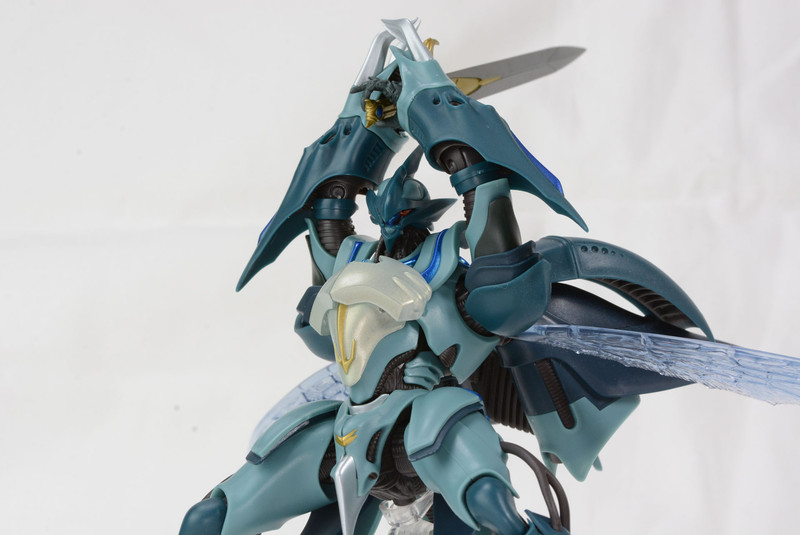 幅広い可動により剣の両手持ちもしっかりできる