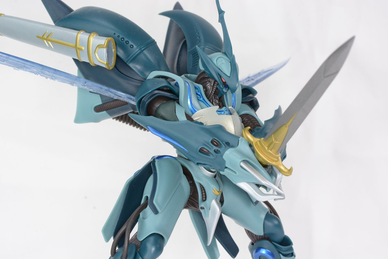 幅広い可動により剣の両手持ちもしっかりできる