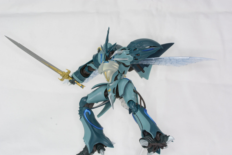 ヒロイックなポーズが似合う機体だ