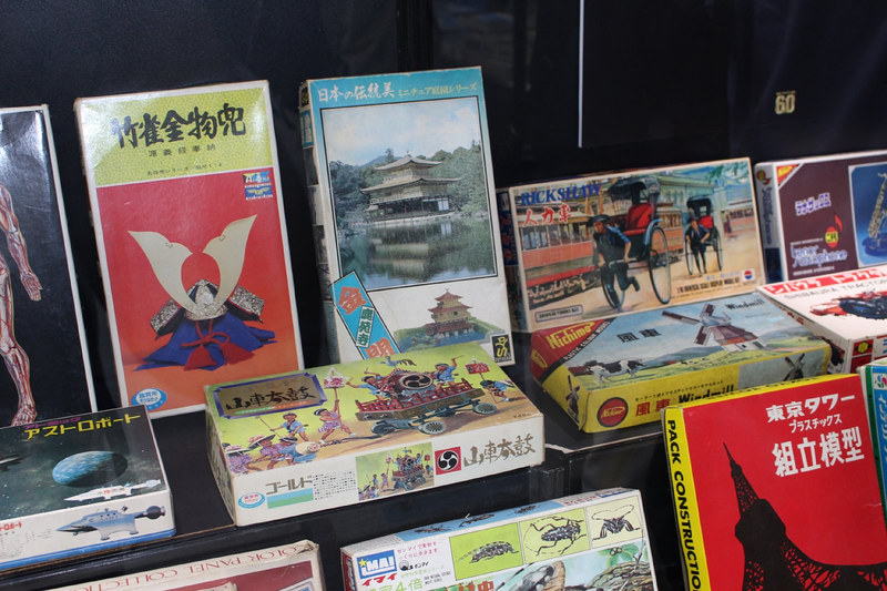見るだけで楽しい、バラエティあふれるラインナップ。国立競技場や東京タワー、アポロ宇宙船など、時代を象徴するものがプラモデル化されているのも面白い