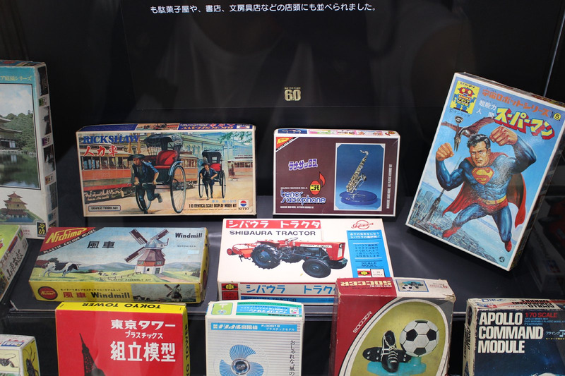 見るだけで楽しい、バラエティあふれるラインナップ。国立競技場や東京タワー、アポロ宇宙船など、時代を象徴するものがプラモデル化されているのも面白い