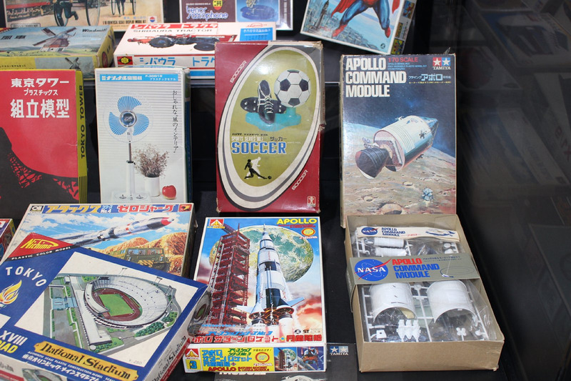 見るだけで楽しい、バラエティあふれるラインナップ。国立競技場や東京タワー、アポロ宇宙船など、時代を象徴するものがプラモデル化されているのも面白い