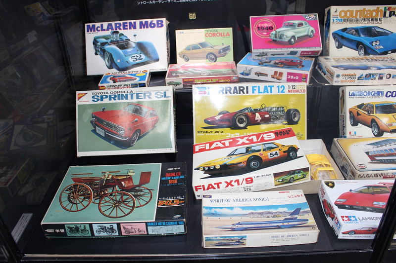 カーモデルは、レースカーやデコトラ、あるいは1970年代に大ブームを巻き起こしたスーパーカーなどをモチーフとしている。タミヤの「ミニ四駆」や、展示にはなかったが「日東科学の「サーキットの狼」シリーズなどもここにカテゴライズされる