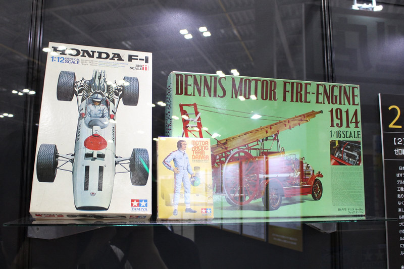 カーモデルは、レースカーやデコトラ、あるいは1970年代に大ブームを巻き起こしたスーパーカーなどをモチーフとしている。タミヤの「ミニ四駆」や、展示にはなかったが「日東科学の「サーキットの狼」シリーズなどもここにカテゴライズされる