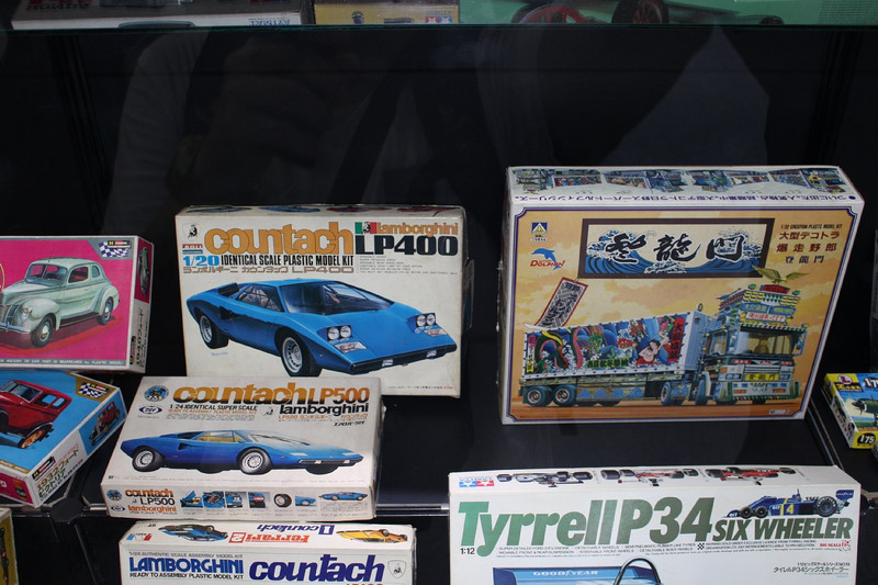 カーモデルは、レースカーやデコトラ、あるいは1970年代に大ブームを巻き起こしたスーパーカーなどをモチーフとしている。タミヤの「ミニ四駆」や、展示にはなかったが「日東科学の「サーキットの狼」シリーズなどもここにカテゴライズされる