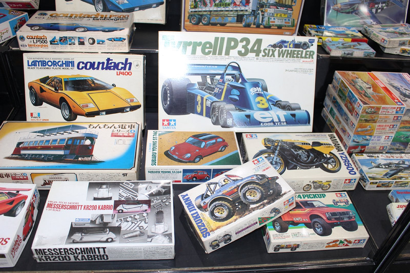 カーモデルは、レースカーやデコトラ、あるいは1970年代に大ブームを巻き起こしたスーパーカーなどをモチーフとしている。タミヤの「ミニ四駆」や、展示にはなかったが「日東科学の「サーキットの狼」シリーズなどもここにカテゴライズされる