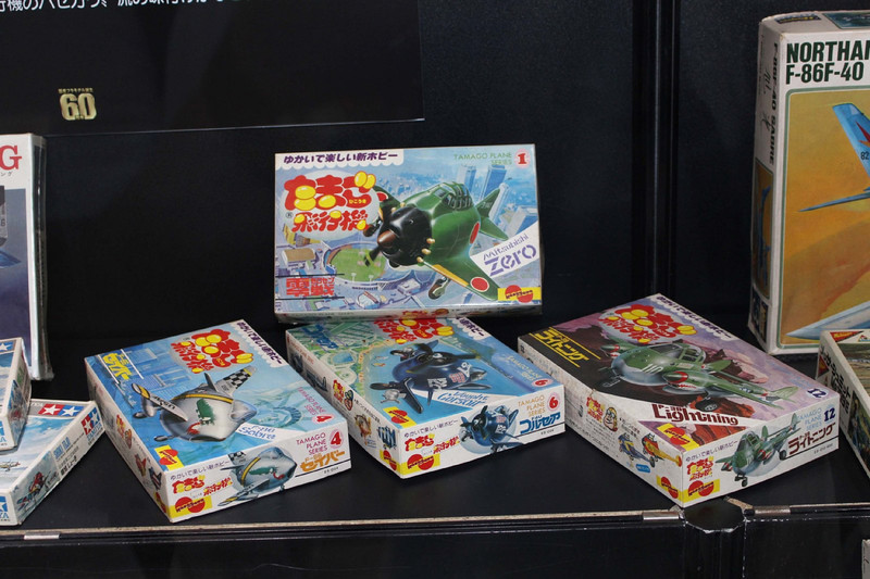 現在も人気の高い航空機のシリーズ。マブチの超小型モーター「ミニベビー」の発売により、プロペラの回転ギミックを楽しむモデルもあったという。1978年にハセガワが発売したデフォルメ飛行機「たまご飛行機（現・たまごひこーき）」の姿も