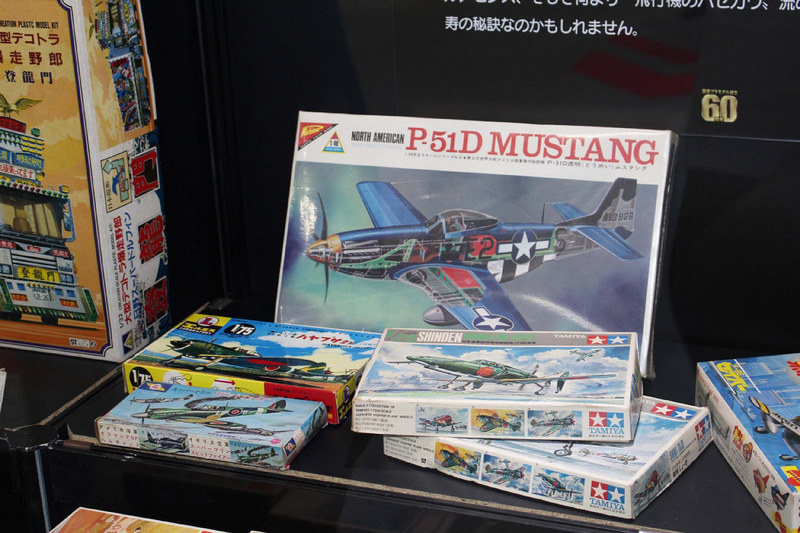 現在も人気の高い航空機のシリーズ。マブチの超小型モーター「ミニベビー」の発売により、プロペラの回転ギミックを楽しむモデルもあったという。1978年にハセガワが発売したデフォルメ飛行機「たまご飛行機（現・たまごひこーき）」の姿も