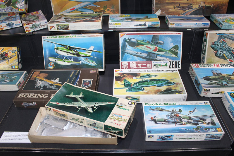 現在も人気の高い航空機のシリーズ。マブチの超小型モーター「ミニベビー」の発売により、プロペラの回転ギミックを楽しむモデルもあったという。1978年にハセガワが発売したデフォルメ飛行機「たまご飛行機（現・たまごひこーき）」の姿も