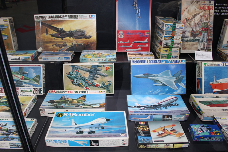 現在も人気の高い航空機のシリーズ。マブチの超小型モーター「ミニベビー」の発売により、プロペラの回転ギミックを楽しむモデルもあったという。1978年にハセガワが発売したデフォルメ飛行機「たまご飛行機（現・たまごひこーき）」の姿も