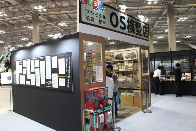 「まぼろしのOS模型店」のコーナーは、1960～1970年代のプラモデル屋をイメージしたレイアウトでプラモデルを展示。中に入ると一気に昭和にトリップする