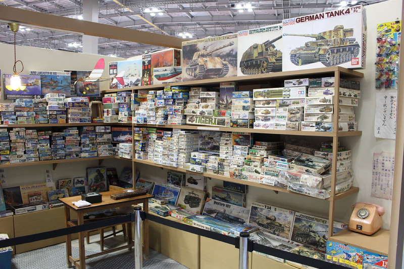 「まぼろしのOS模型店」のコーナーは、1960～1970年代のプラモデル屋をイメージしたレイアウトでプラモデルを展示。中に入ると一気に昭和にトリップする