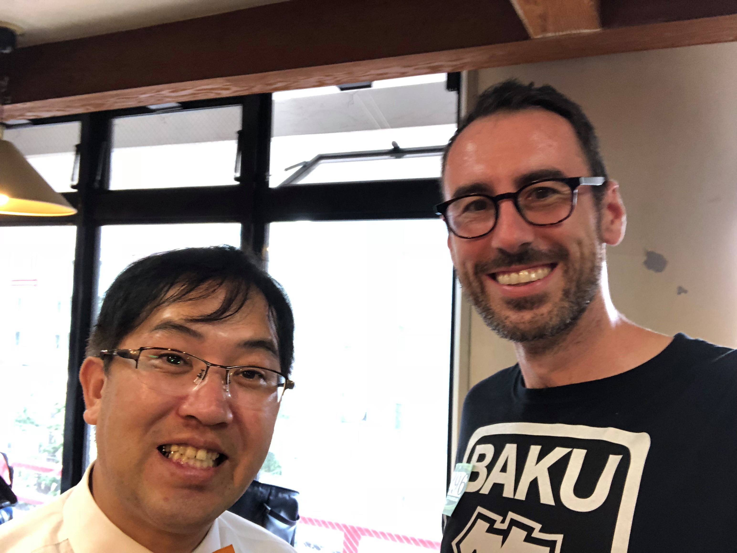 すっとスタンダップコメディをやっていますが、「郷には入れば郷に従え」という気持ちで、今年M1にも挑戦した！　相方は、出会い系のごとくネットで見つけて（相方というよりも“出相方”だった）「国際コンビ」として募集した。新宿の1回戦は無事に突破したものの浅草の凄い劇場で行なわれた2回戦で敗退！　初の漫才で素晴らしい思い出！