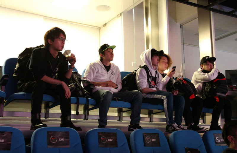 5POWERとNASRの試合を見守るSCARZ Absoluteのメンバー達