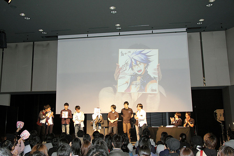 対戦終了後には、色紙が配られるサプライズも