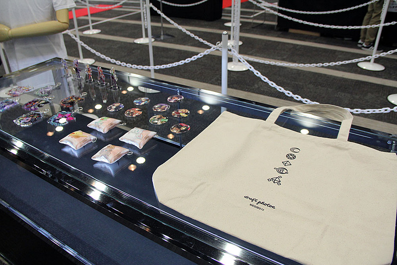 物販ブースでは公式グッズが販売されていたが、長蛇の列ができていた