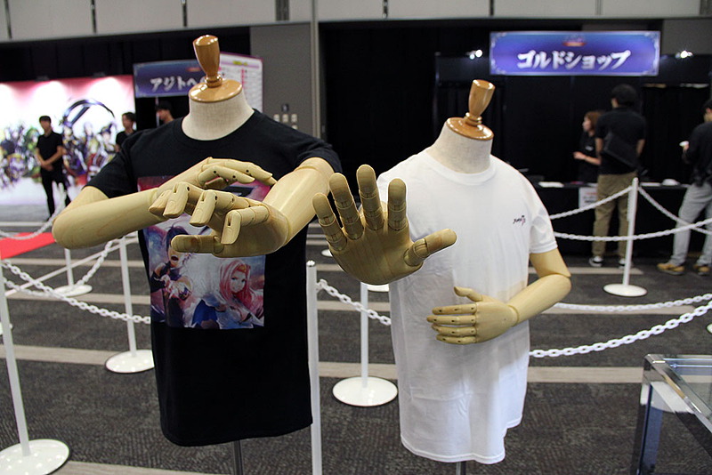 物販ブースでは公式グッズが販売されていたが、長蛇の列ができていた