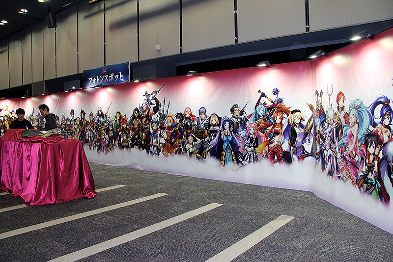 会場の一角を占めていた“フォトンスポット”では、等身大のメギド72体が描かれていた