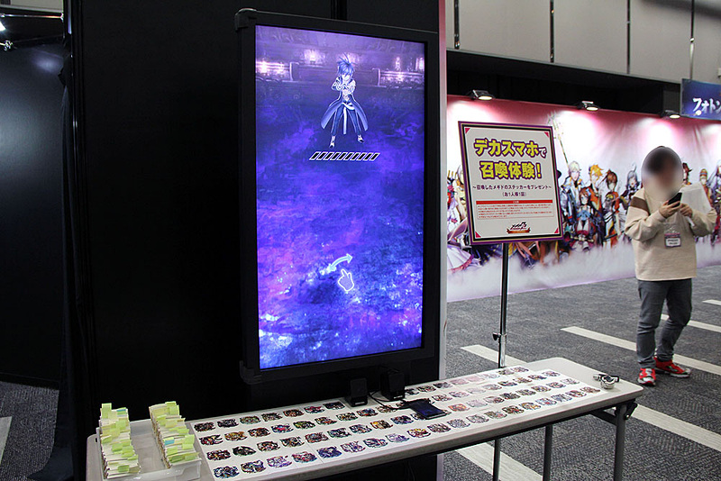 “デカスマホで召喚体験！”と題したコーナーもあり、ここでは召喚したメギドのステッカーがもらえた