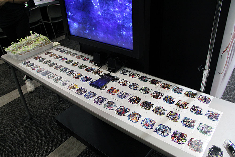 “デカスマホで召喚体験！”と題したコーナーもあり、ここでは召喚したメギドのステッカーがもらえた