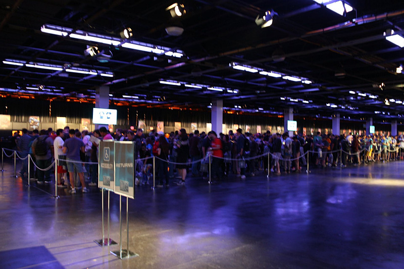 前日のストアに数千人が列を作る。その規模の大きさには毎年驚かされる