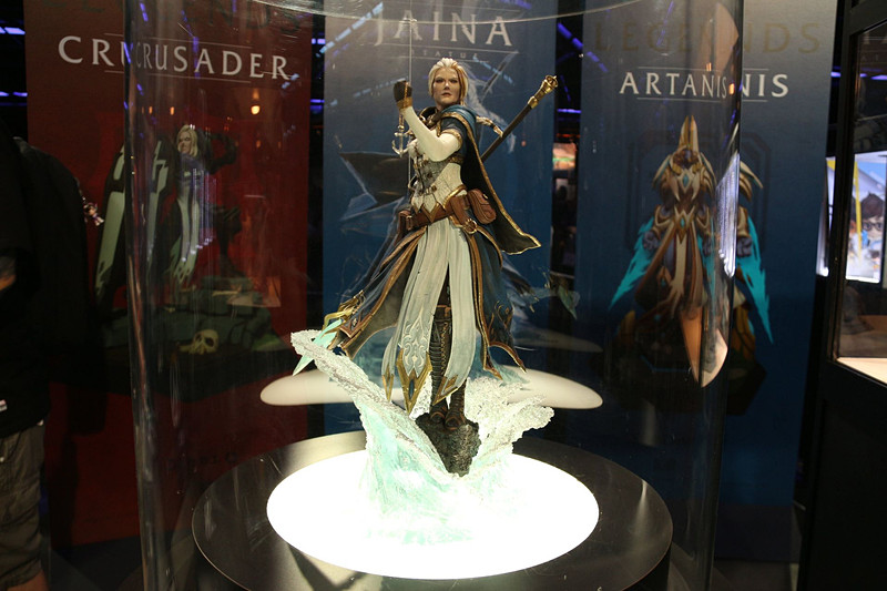 「World of Warcraft」に登場するヒーローであり、「ハースストーン」のメイジのヒーローとして知られるジェイナのスタチュー。ディテールまでよく作り込まれている