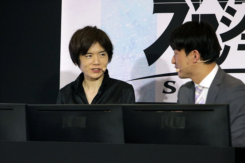 実況は柴田将平氏（右）、解説は桜井政博氏（左）。桜井氏は「『スマブラX』が10年前。今回出場している小学生の選手だと、その当時はよくて2歳。まだ生れていない人もいる。恐ろしい話だ…そんなに時間が経っちゃってるんですね。アッという間ですね……歳を取るわけですよ」と感慨深そうだった