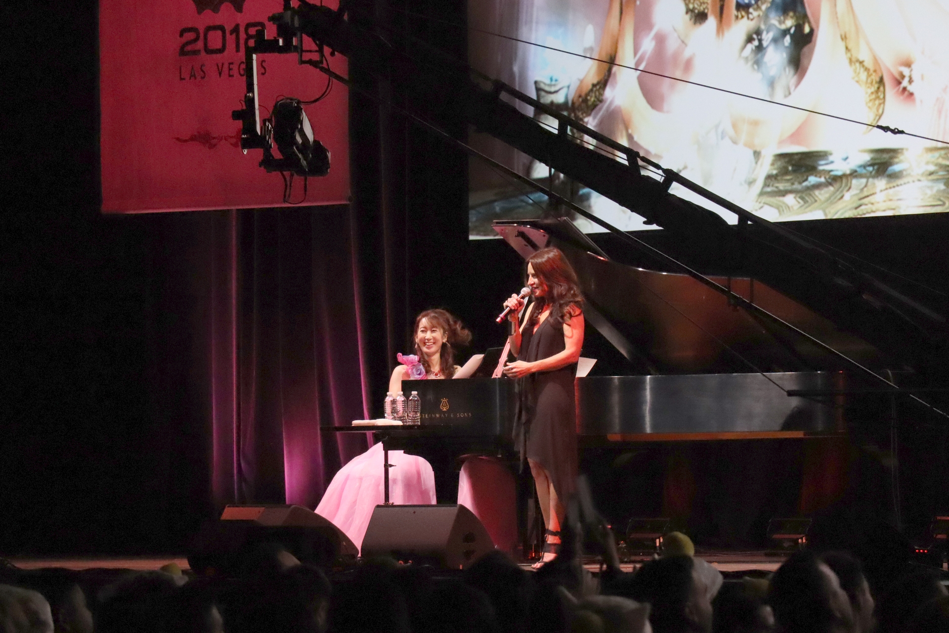 スーザンさんがピアノをバックに美声を披露した