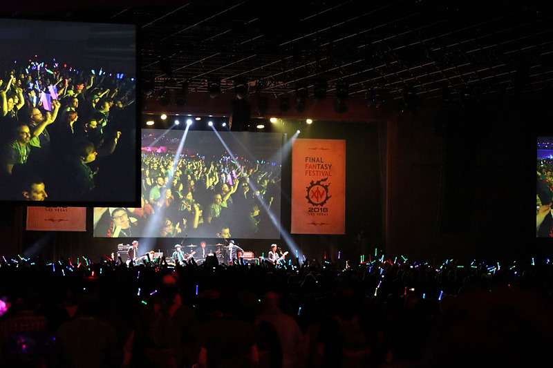 前方の椅子は取り除かれ、スタンディングで盛り上がった