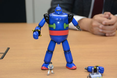 魂インタビュー】白黒アニメ版主題歌と共に鉄人を動かす楽しさ！ 「超