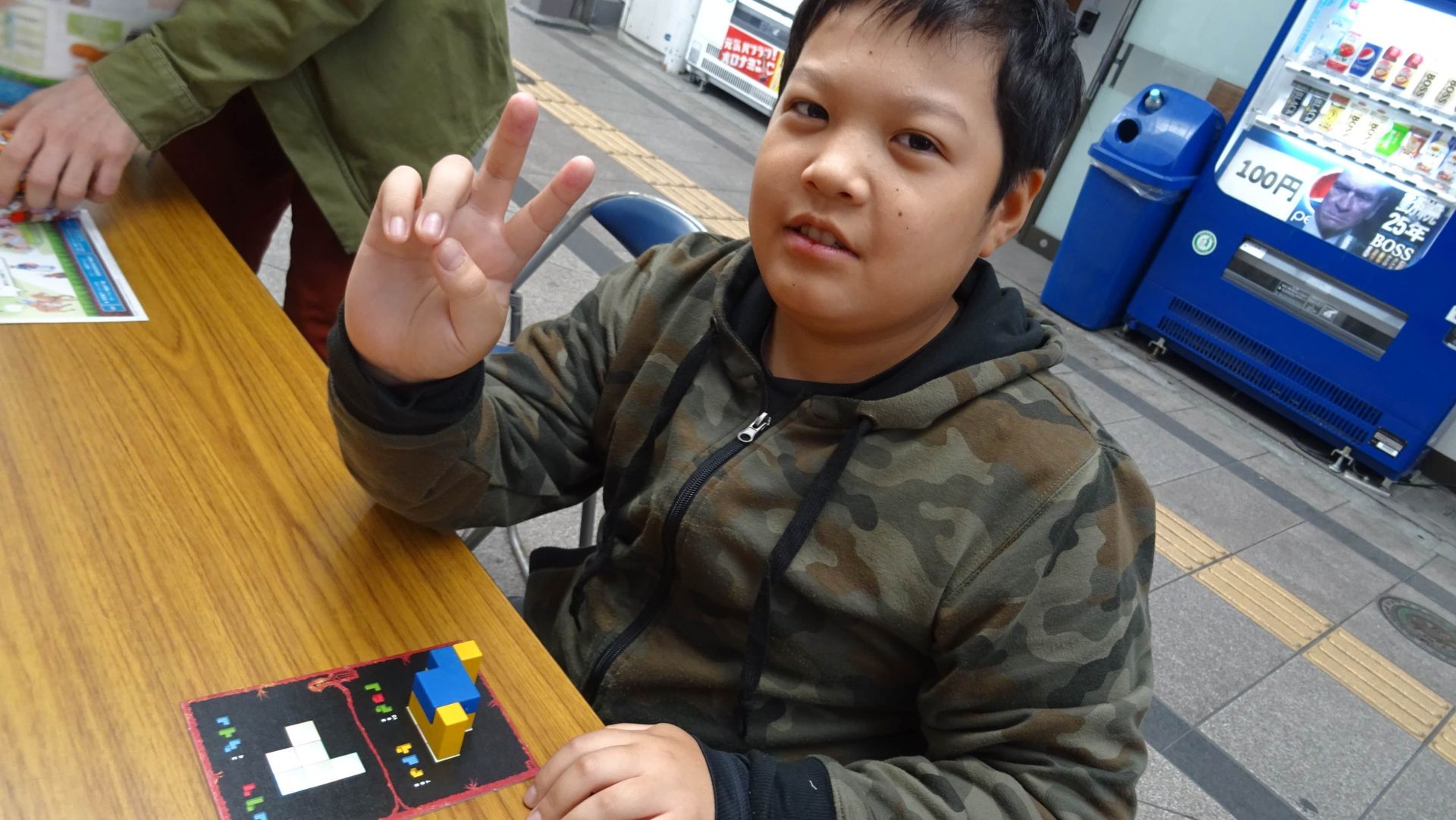 半信半疑でとりあえず、完成の喜びをアピールする息子