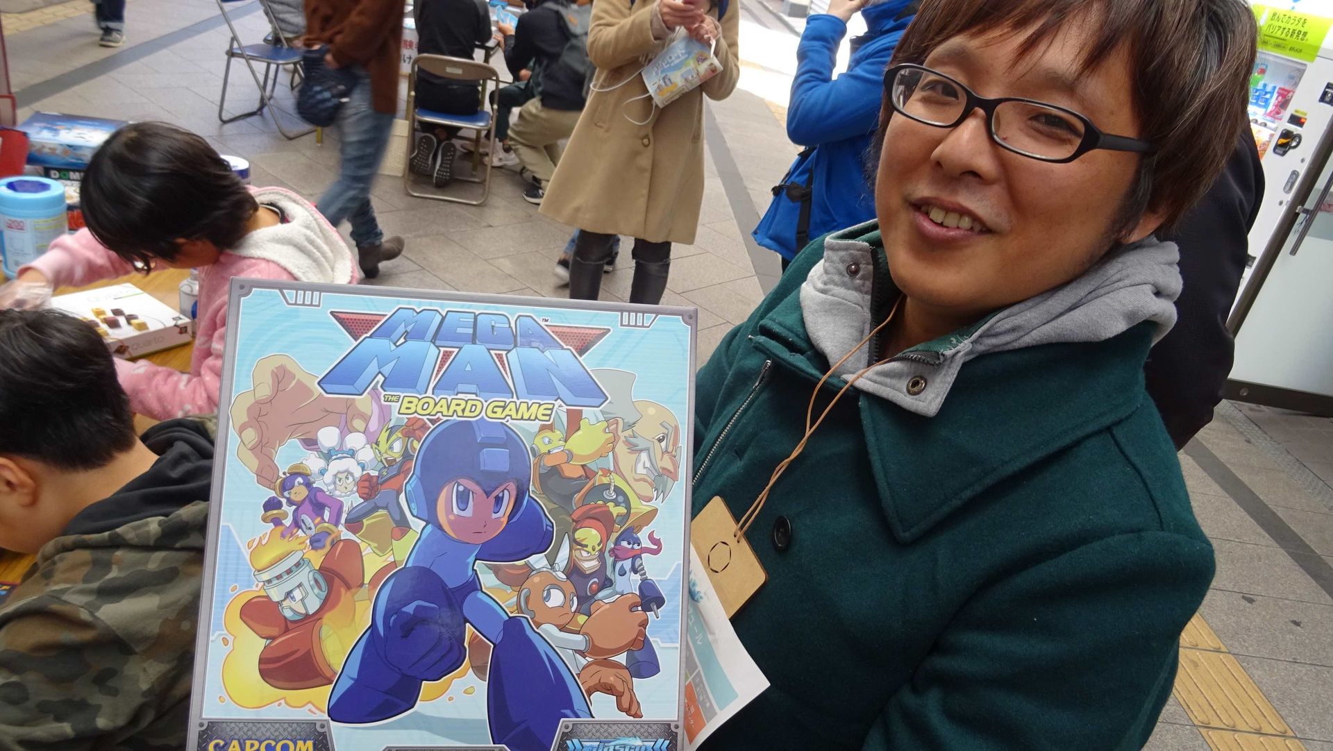 息子が次のお題に挑戦中に、ボードゲームについて色々教えてくれたスタッフで「宮崎ボドゲやろうよ実行委員会」の「せうゆ」さん。イベントに使用するゲームの選定基準などの運営についても色々教えて頂き、日本では発売されていない「MEGA MAN（ロックマン）」のボードゲームも見せて頂いた