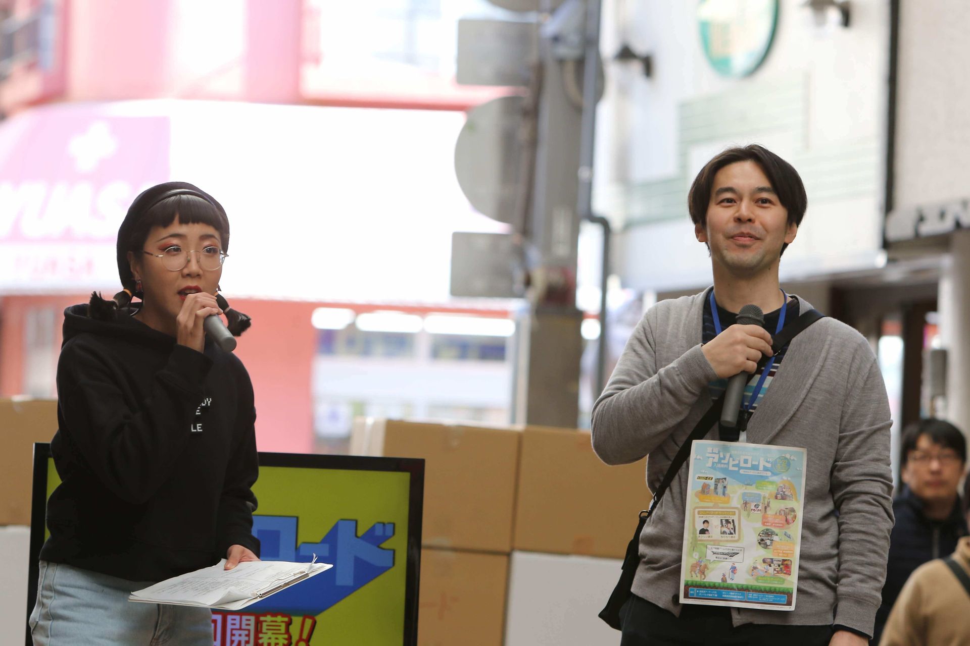 MCの小野一絵氏（左）と右平川らいあん氏（右）