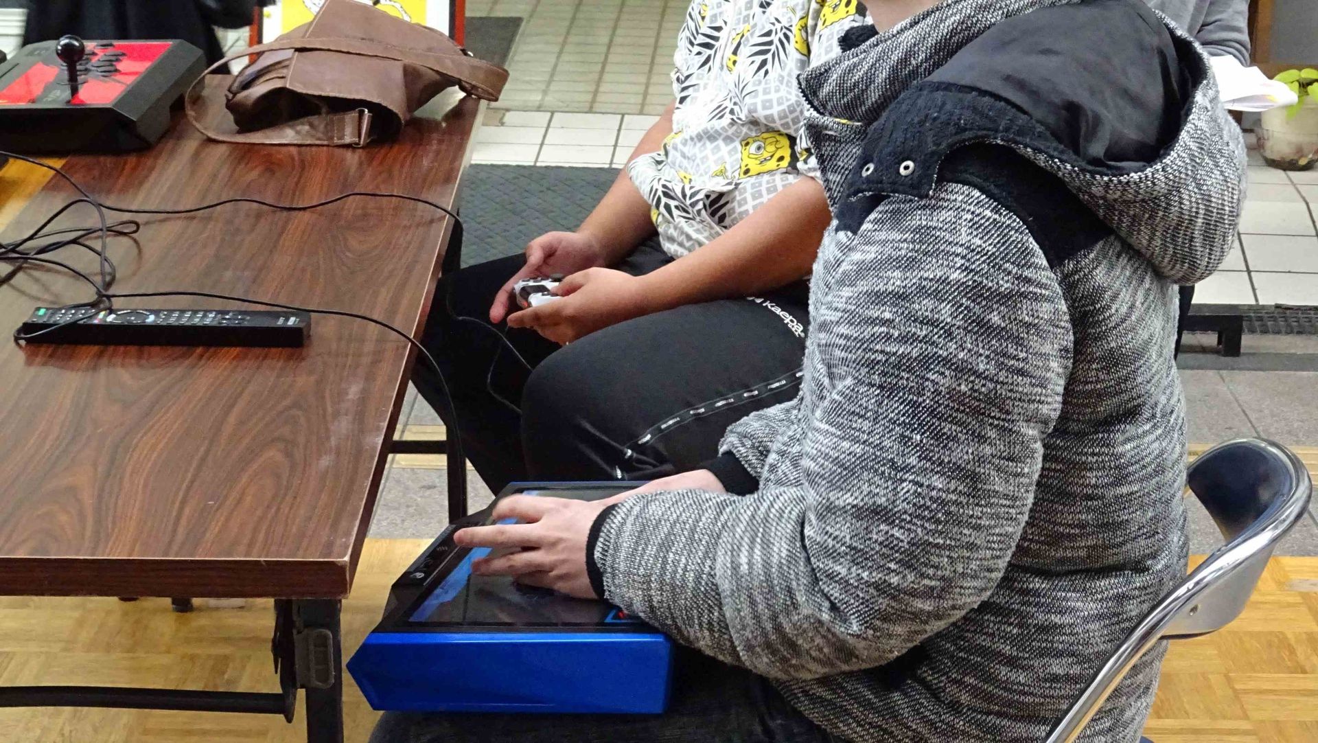 チクリン選手はアケコン、ちりちり選手は純正コントローラーを使用。対称的な2人のプロプレーヤーを見ることが出来たことも面白かった